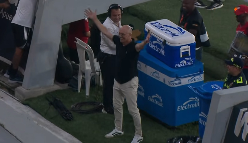 El técnico Alfredo Arias celebrando la Victoria con el publico que asistió al estadio
