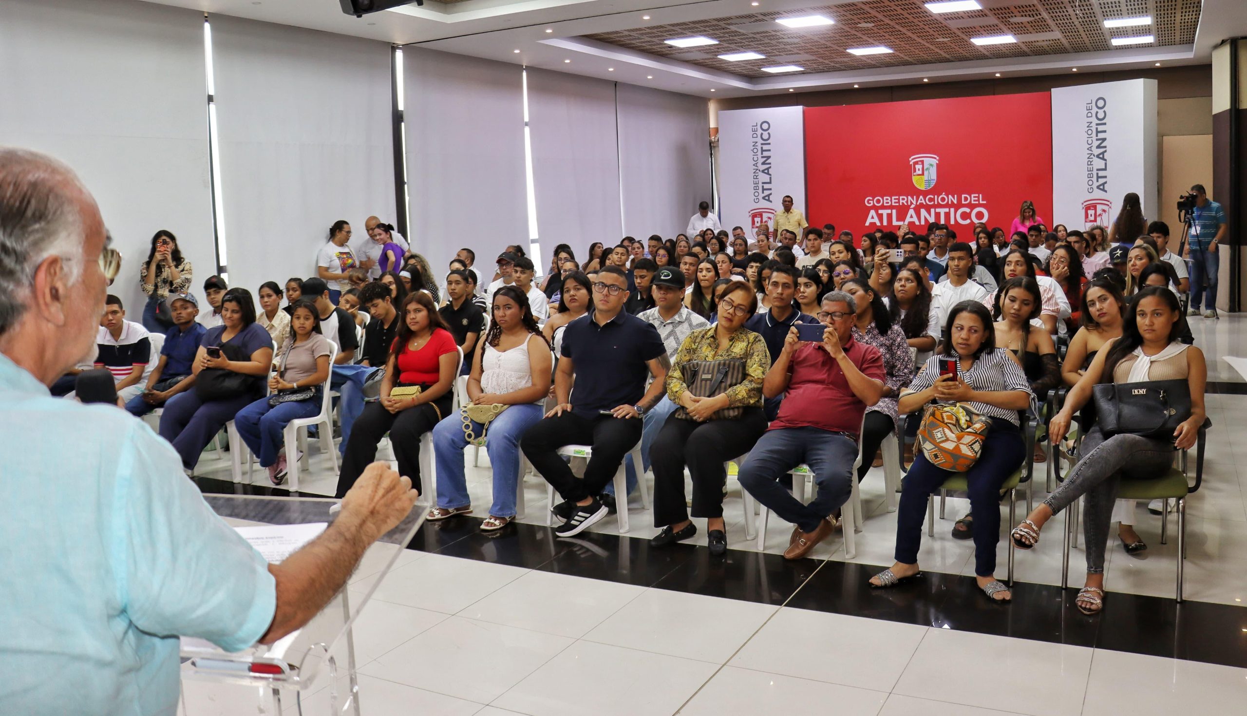 combinews-Atlántico entrega 634 becas de educación superior-3